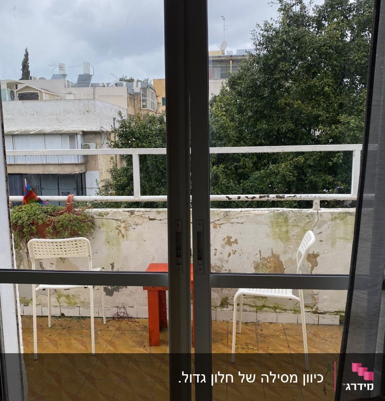 תריסים זכוכית עם מסגרת מתכת במרפסת